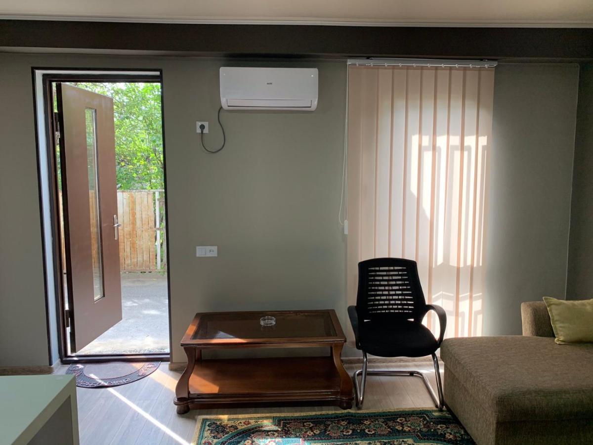 Bed and Breakfast Art Hole Kutaisi Esterno foto